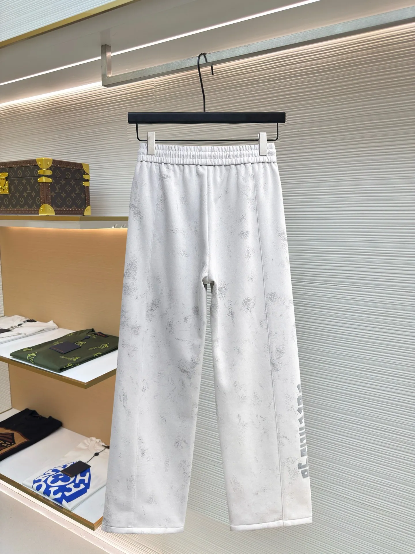 Balenciaga 🆕2026 Autumn and Winter New Arrival Casual Pants! 🎁On sale simultaneously on the official website. Brand Classic LOGO casual pants, customized fabrics, excellent comfort and strong touch. Highly recognisable, perfect appearance and craftsmanship. Size:M-3XL